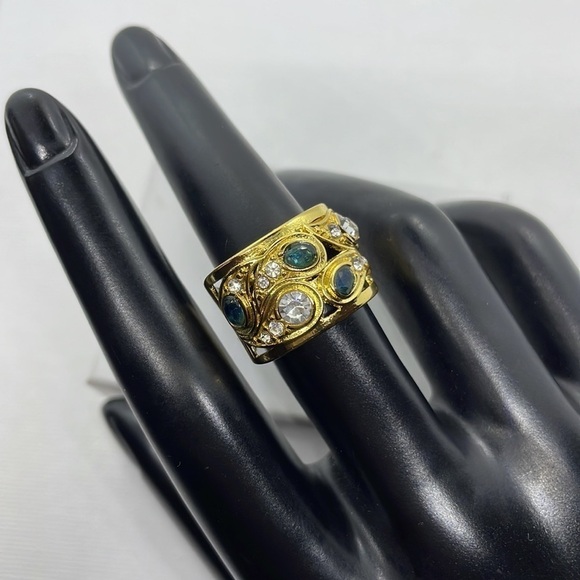 Crystal Tear Drop Pattern Gold Band Ring - Picture 4 of 13